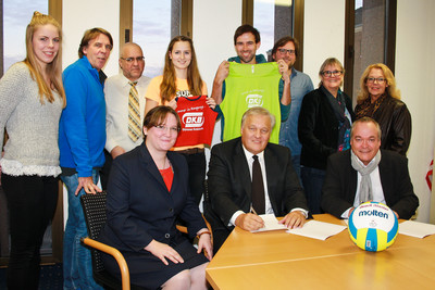 Vertragsunterzeichnung für die Westdeutschen Beachvolleyballmeisterschaften